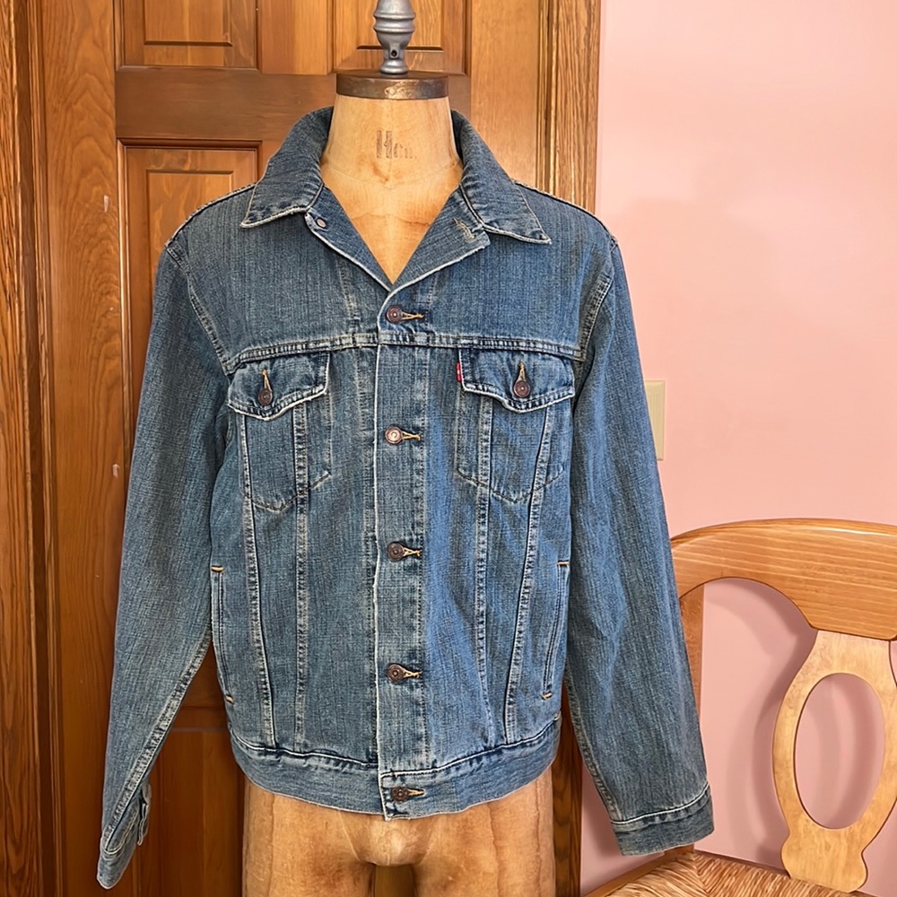 EUC Levi’s Trucker Denim Jacket size Large